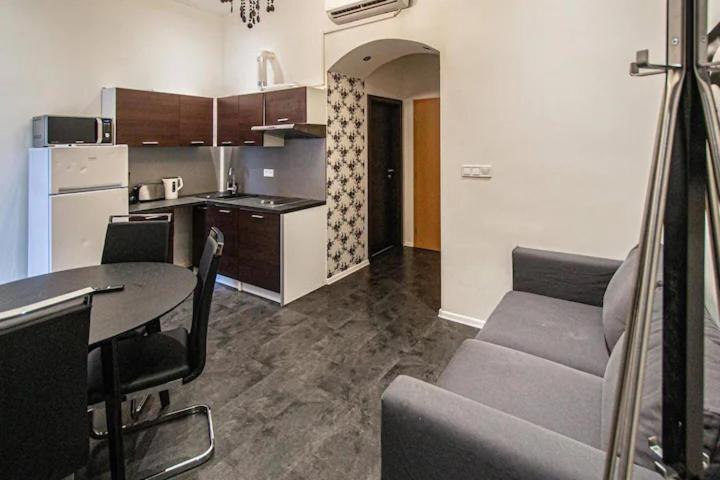 Cozy Homestay At Prague Main Station 외부 사진